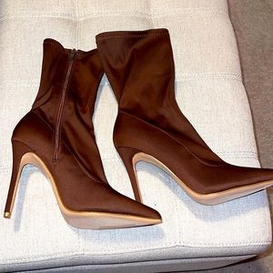 Miss Lola Toxic Touch - Stretchy material Brown Boot